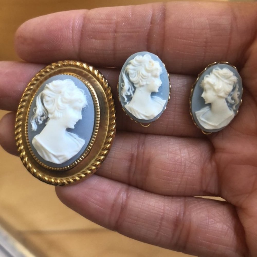 Cameo set